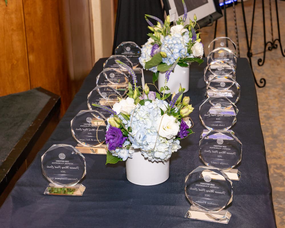 A table full of awards at dinner.